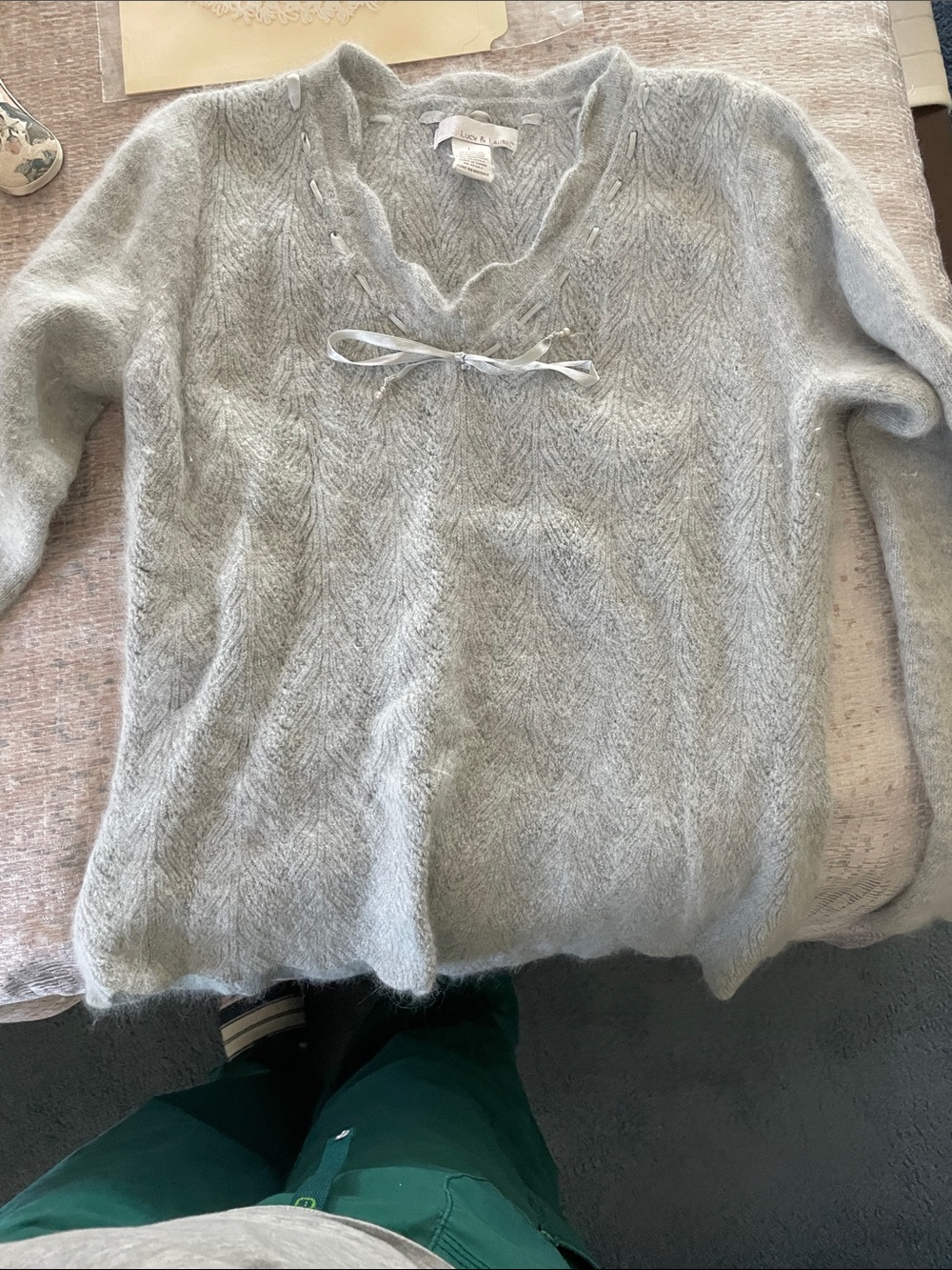 Lucy & Laurel Pale Gray Cable Knit V-Neck Sweater with Ribbon